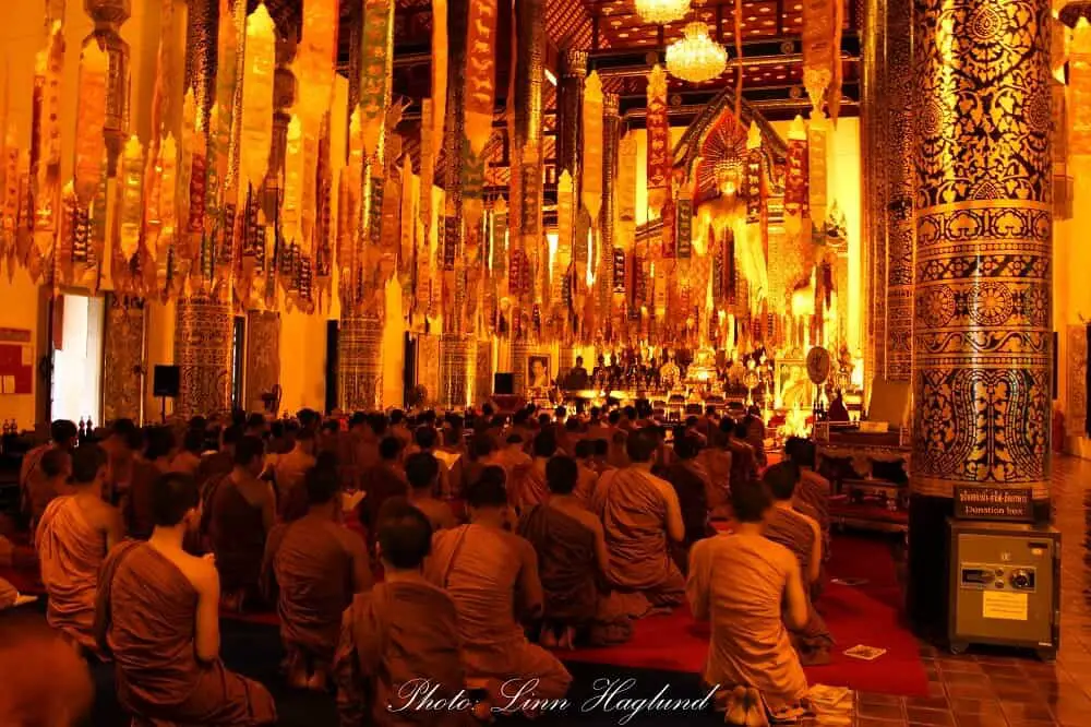 Thailand images - buddhist monks praying