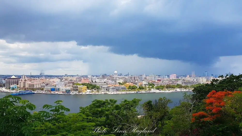 A thunderstorm is closing up on Havana