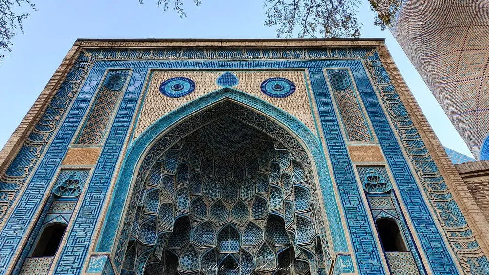 tips for travelers to Iran when visiting mosques like Jameh Mosque in Natanz