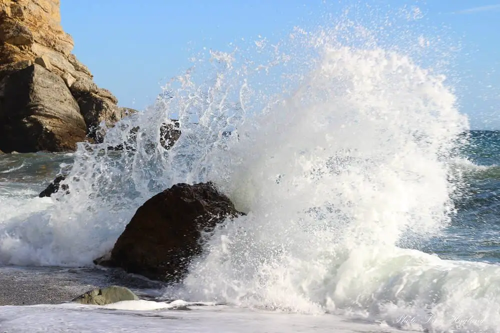 Waves splashing