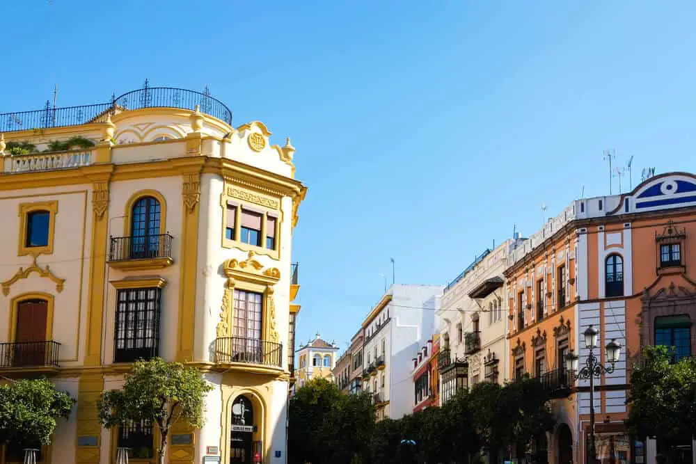 Free things to do in Seville - Walk Barrio de santa Cruz