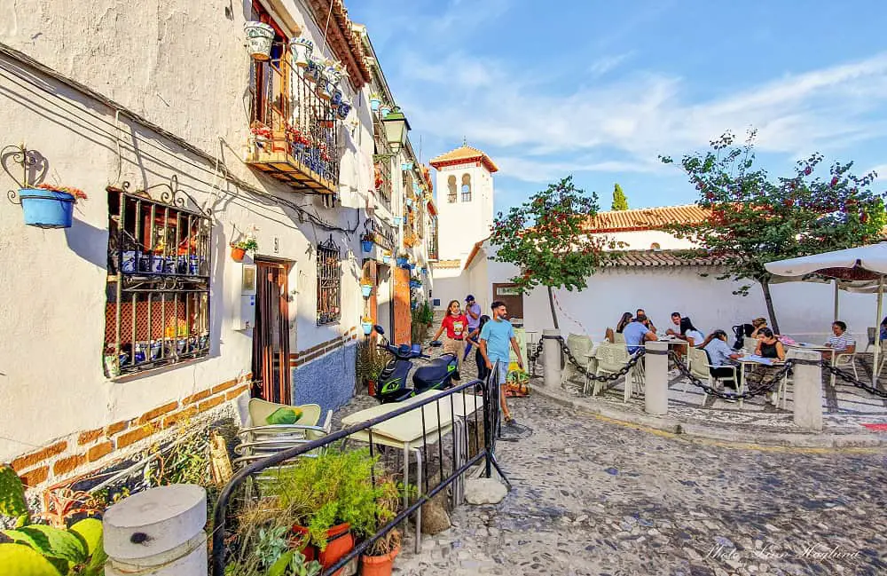 People walking aroudn Albaycín neighborhood in Granada.