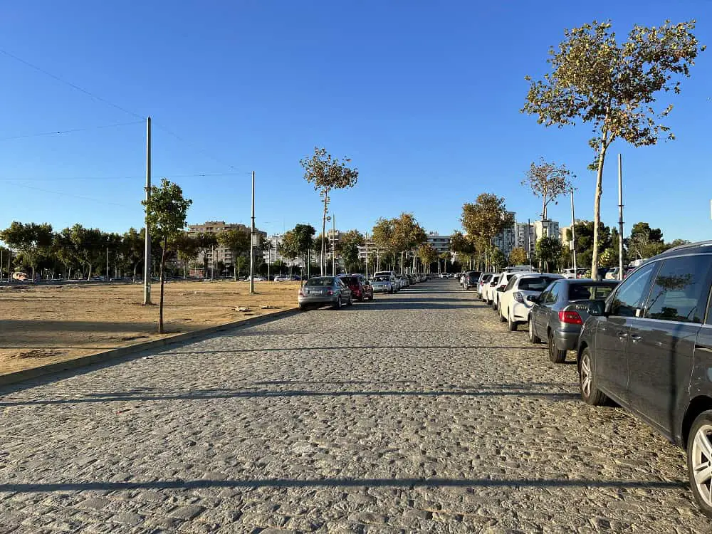 Free parking in Seville on a large space.