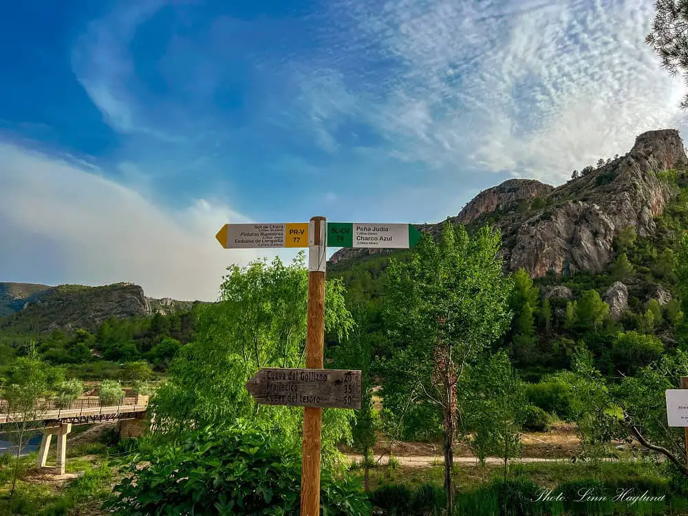 Signposting to Charco Azul Chulilla.