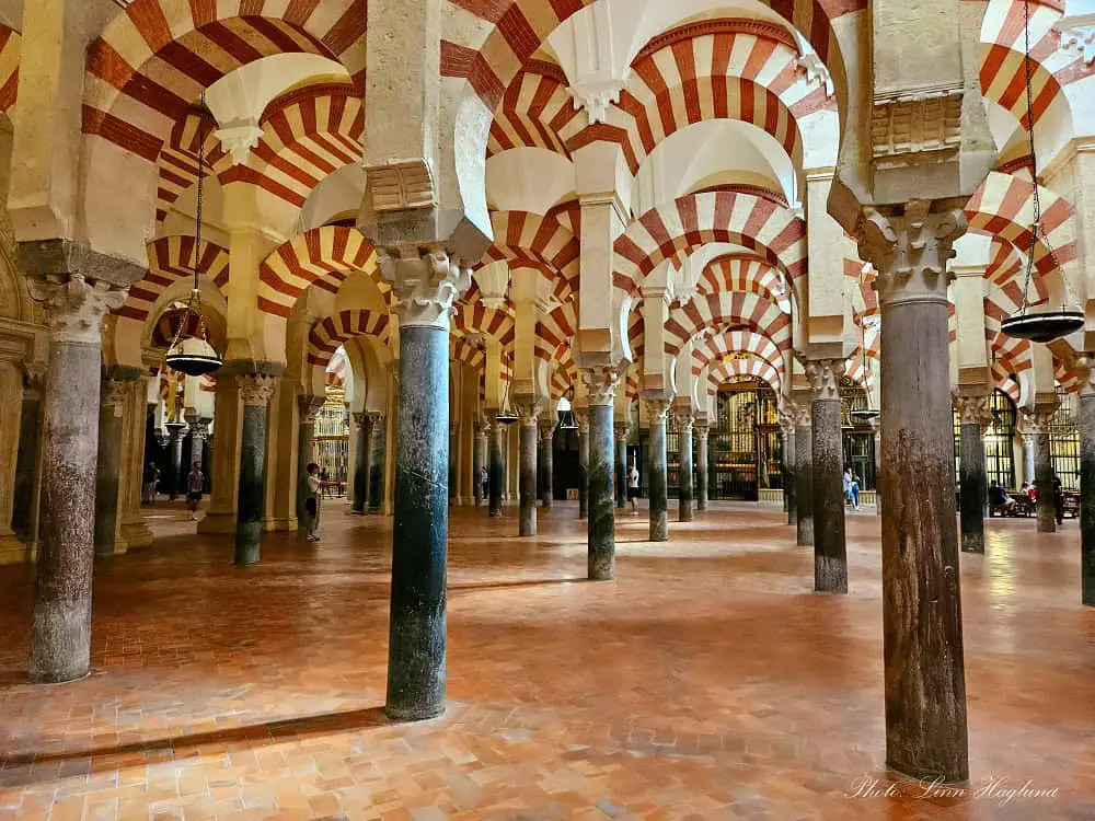 A forest of columns held up by Moroccan-style arches in white and red stripes.