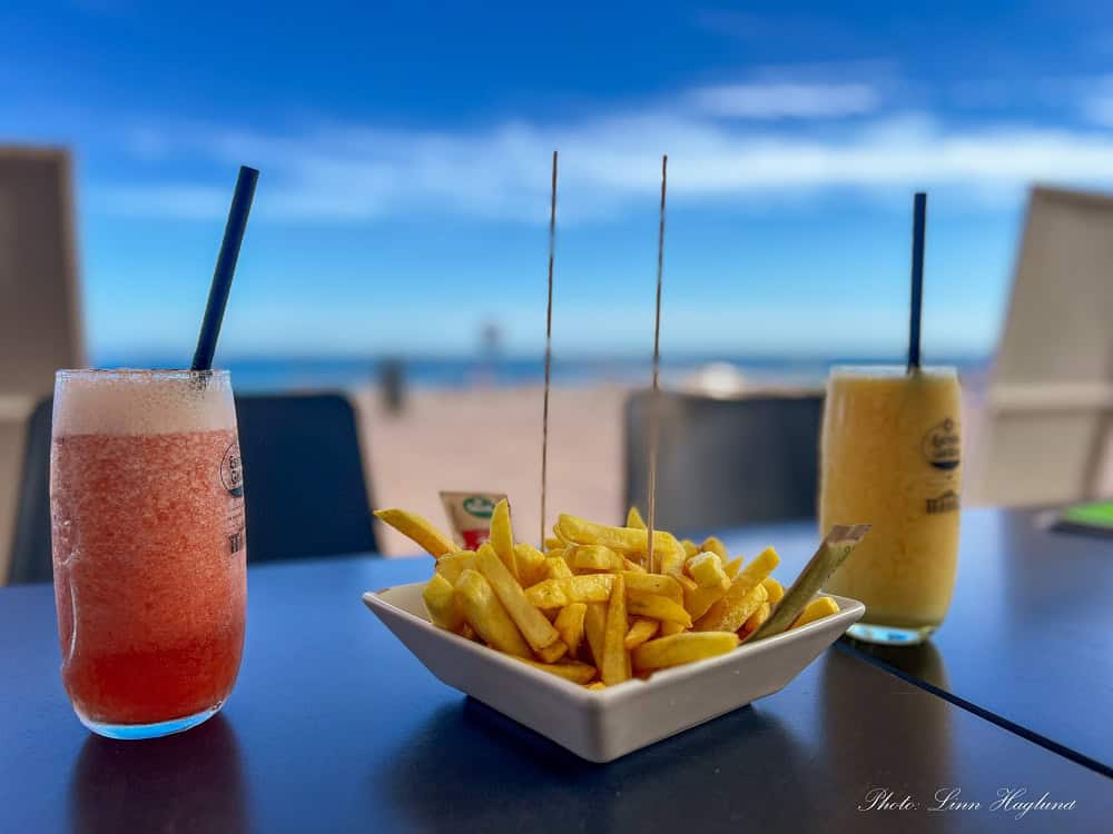 Two smoothies and a bown lof fries at a beach bar in Villajoyosa with sea views.