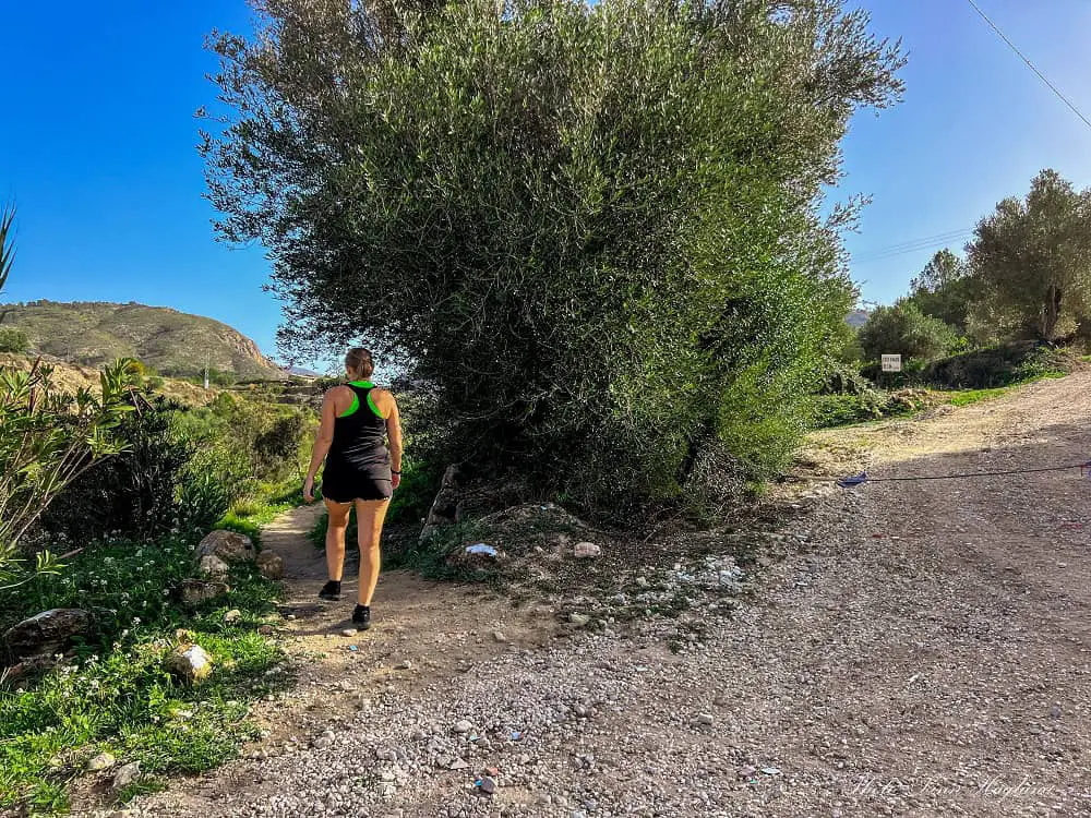 Me turning left at a fork in the Pantano de Relleu trail.