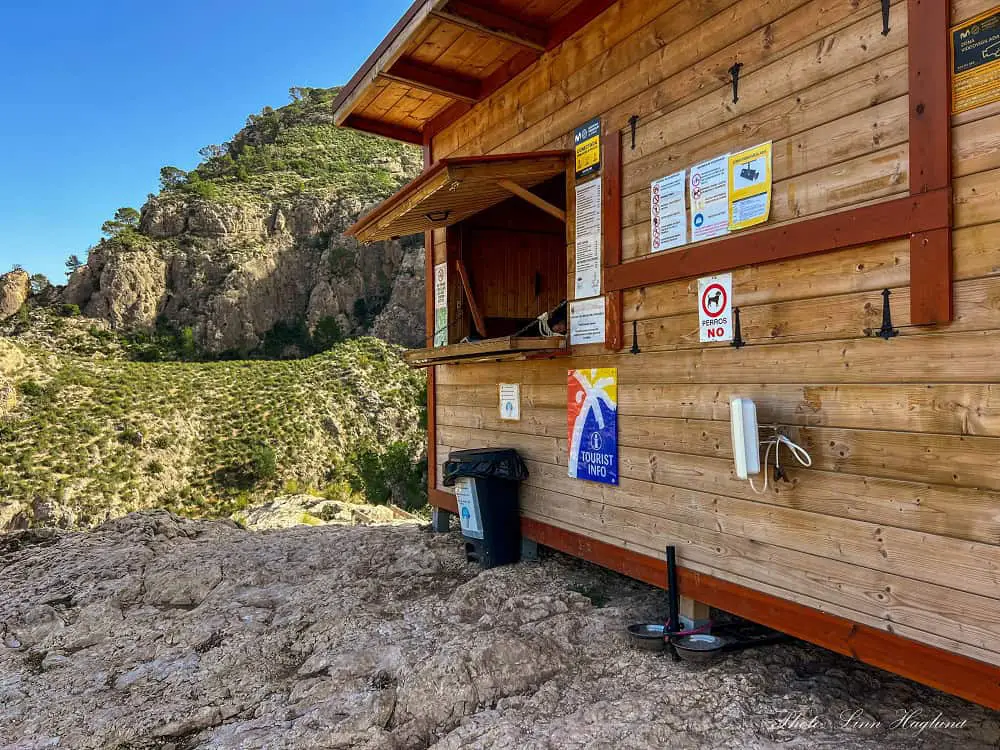 Pasarela de relleu ticket booth.