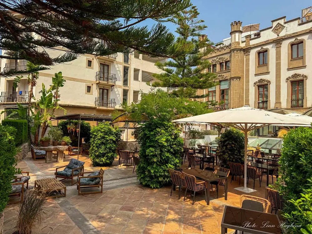 Gardens with tables and chairs in Grand Hotel Soller.