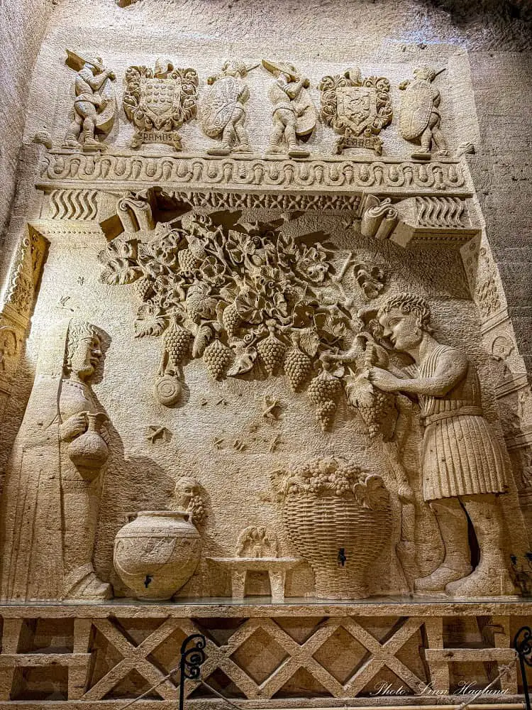 Relics inside Coto de las Canteras of two people picking grapes. They are located on the wall in front of you when you enter the tourist attraction and are the only decorations on the walls inside.